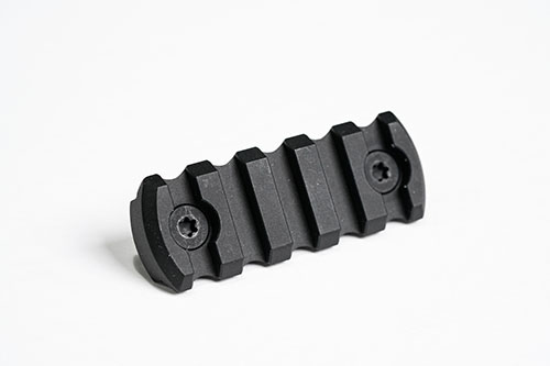 WOOX M-LOK™ Aluminum Picatinny Rail to wytrzymała, precyzyjnie wykonana szyna, kompatybilna z M-LOK™, idealna do montażu akcesoriów taktycznych.